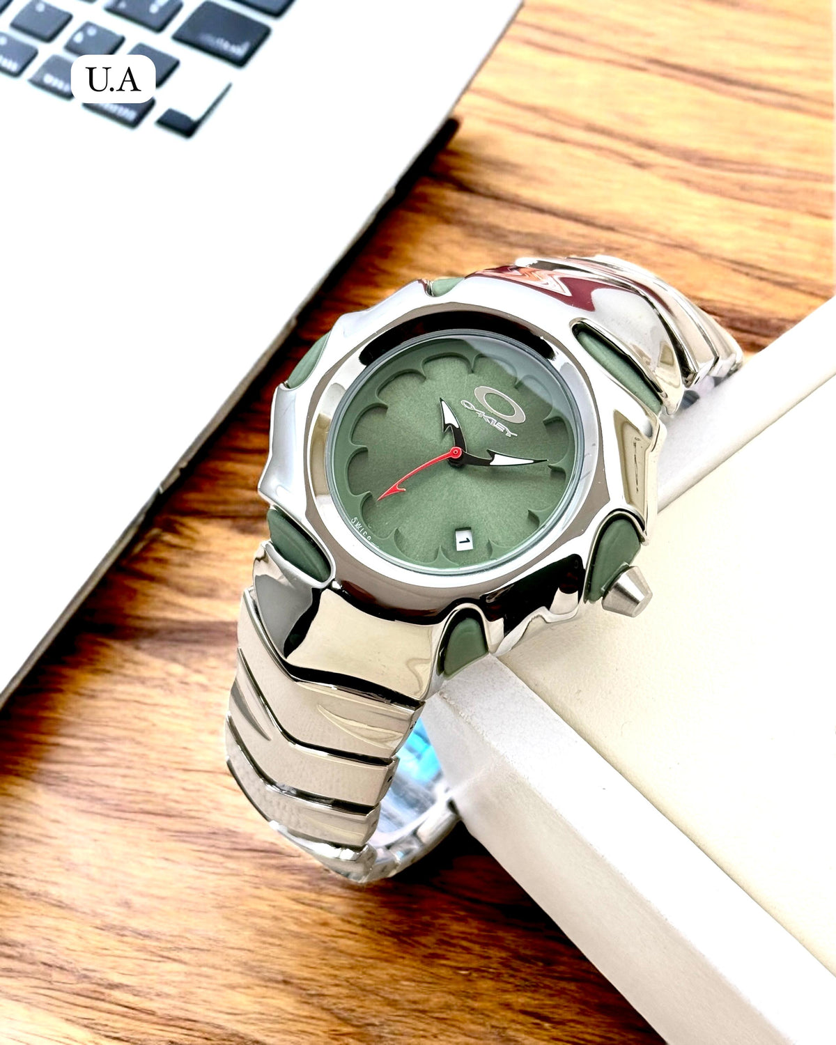 OAKLEY SILVER GREEN DATE WORKING METAL WATCH